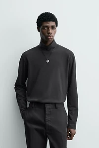 T-SHIRT À COL CHEMINÉE