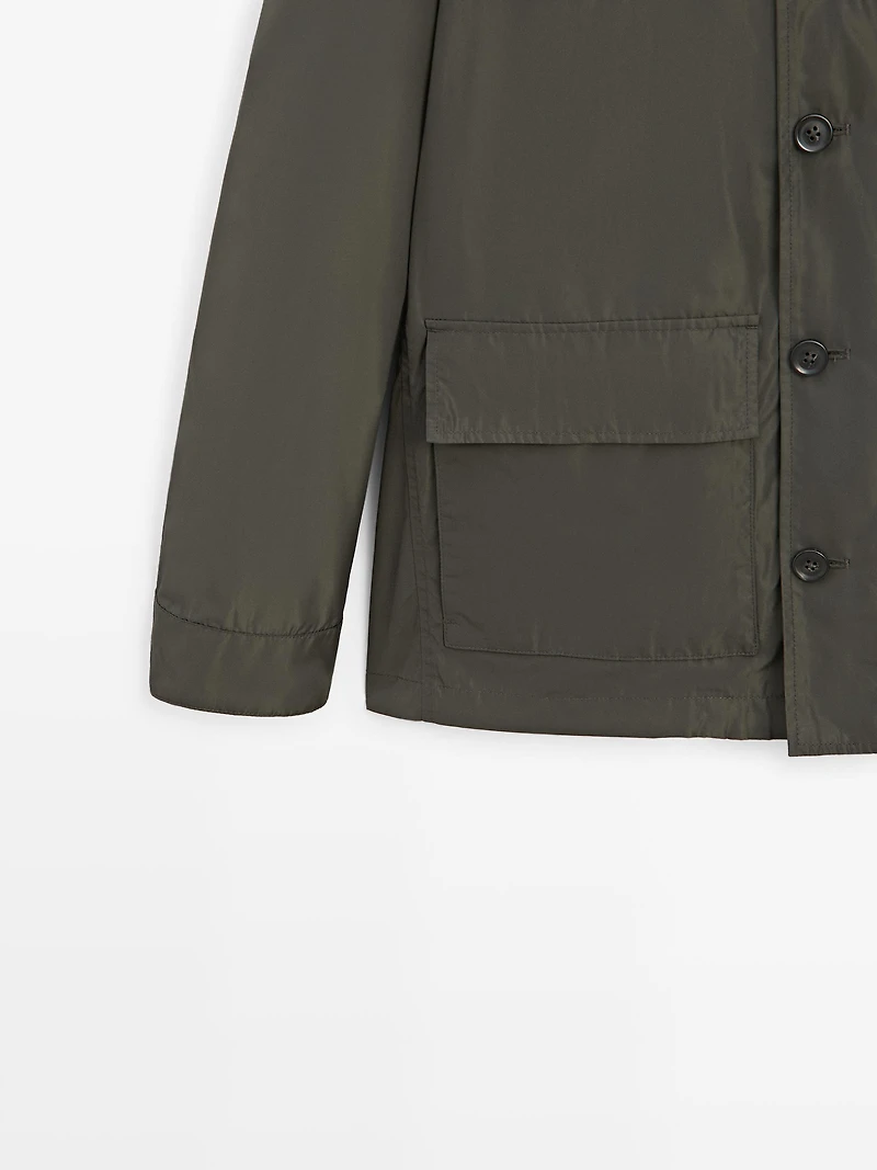 Lightweight jacket with pockets