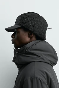 CASQUETTE TECHNIQUE AVEC CACHE-OREILLES