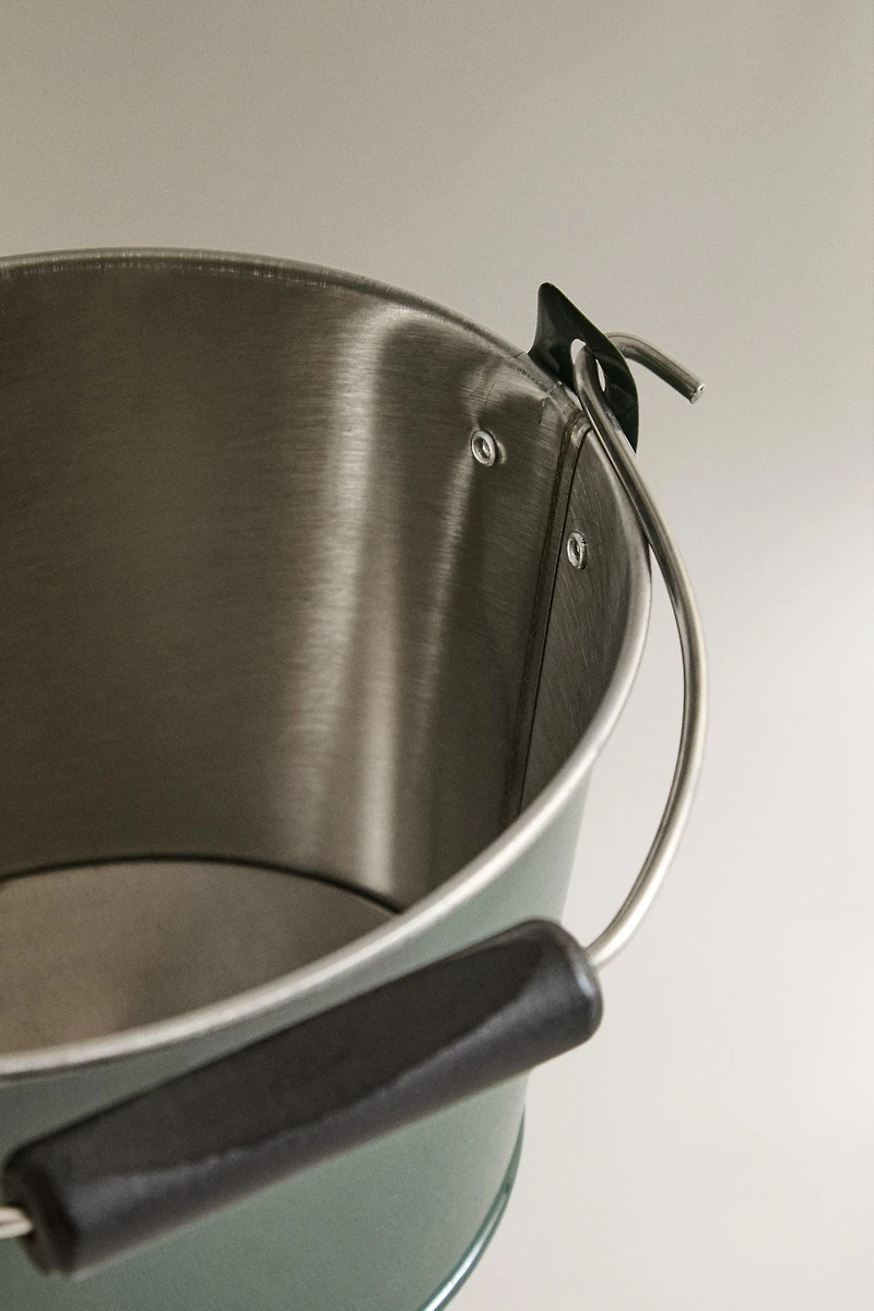 METAL CLOTHES PEG BUCKET