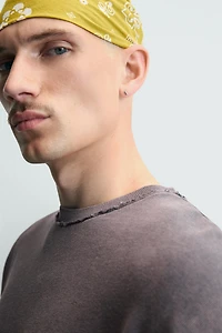 T-SHIRT EN MAILLE À FINITIONS IRRÉGULIÈRES
