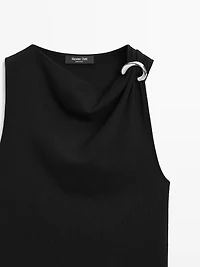 Top à encolure drapée et broche