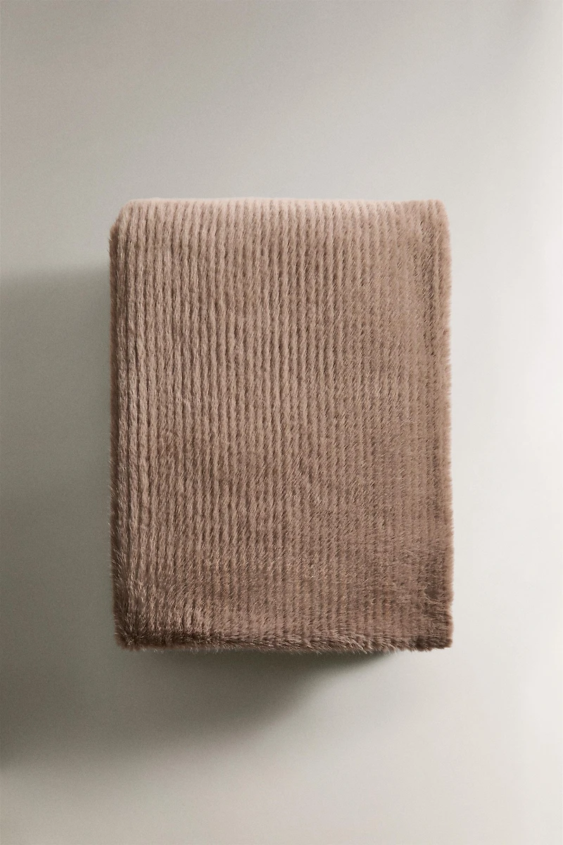 REVERSIBLE FAUX FUR BLANKET