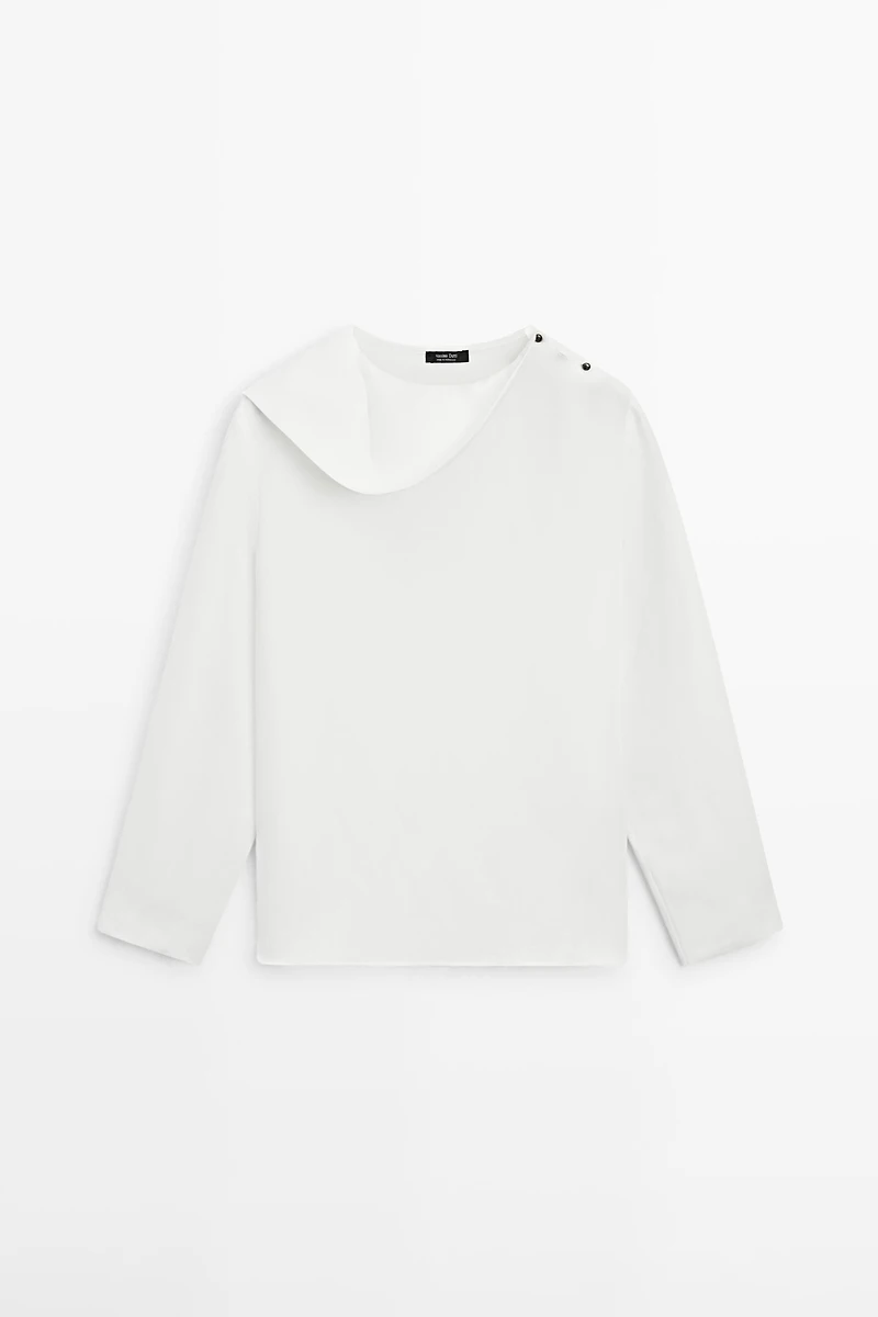 Flowing shirt with button details