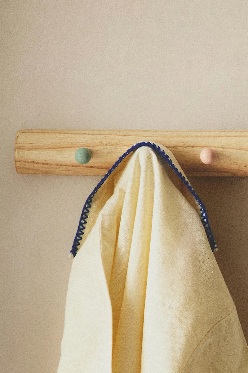KIDS’ MULTICOLOR WALL COAT RACK