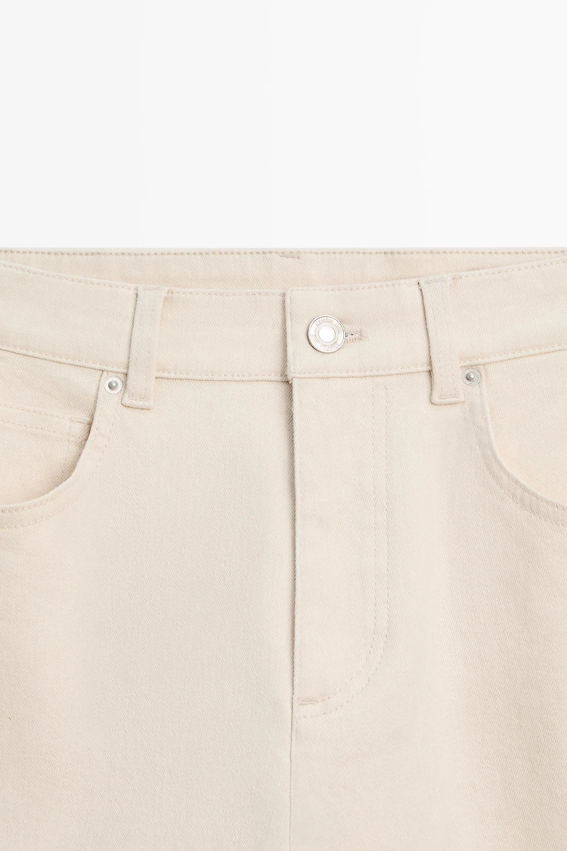 Straight-leg jeans with turn-up hems