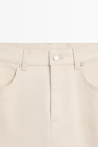 Straight-leg jeans with turn-up hems