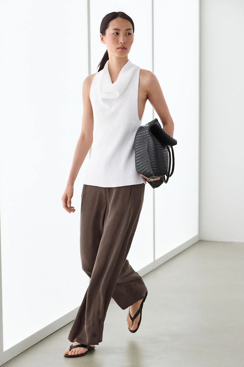 Total look flowing trousers with buttoned hems