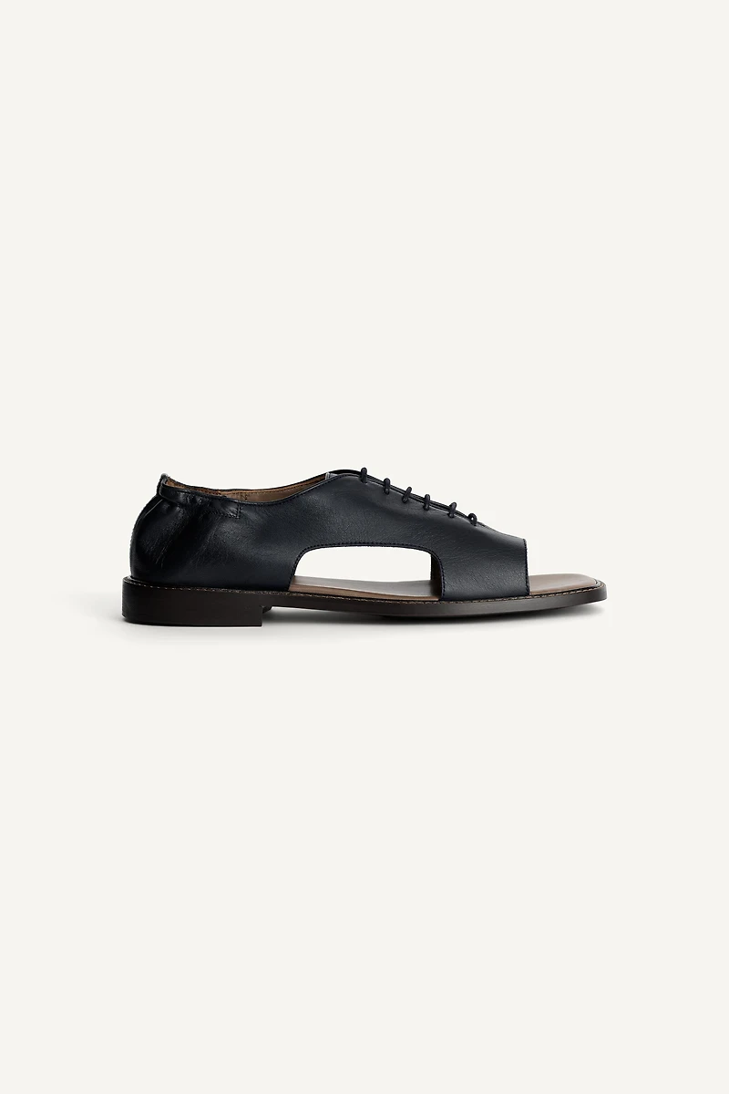 CHAUSSURES EN CUIR