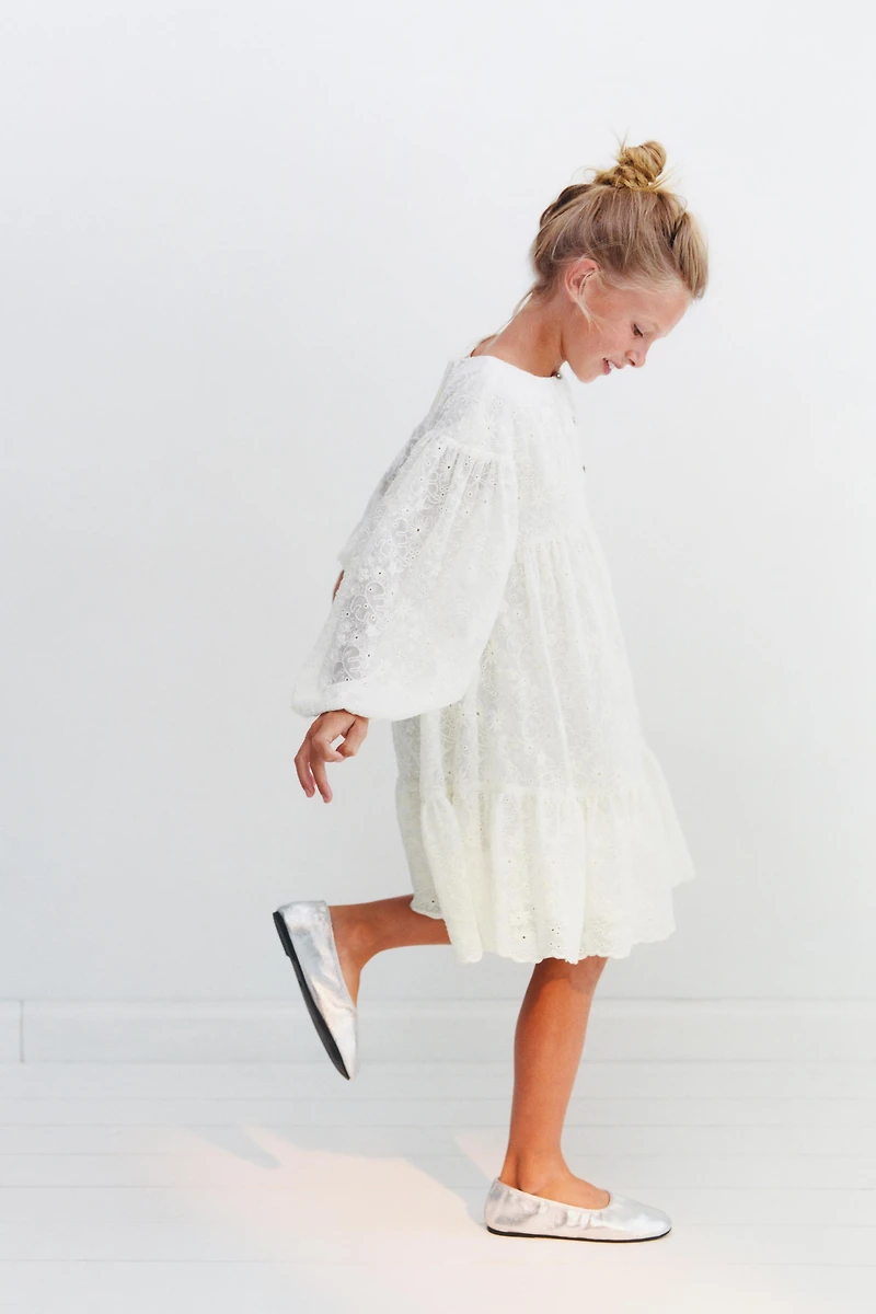 ROBE EN DENTELLE À BOUTONS BIJOUX
