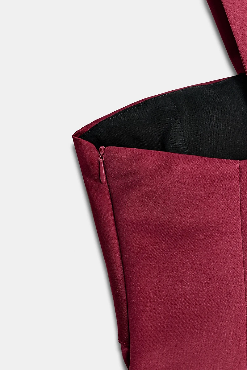 ROBE COURTE AVEC DÉTAIL À LA TAILLE