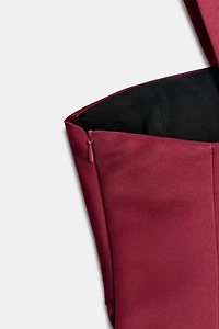 ROBE COURTE AVEC DÉTAIL À LA TAILLE