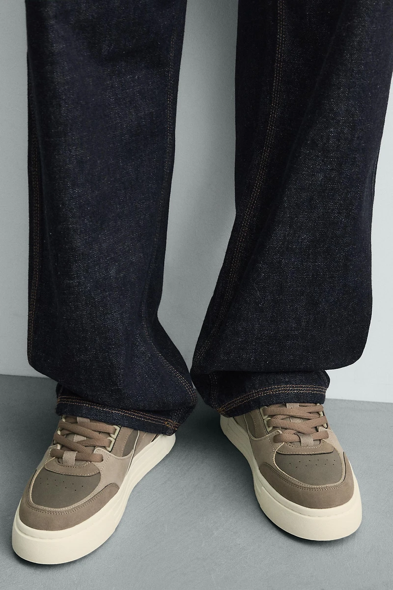RETRO STYLE SNEAKERS
