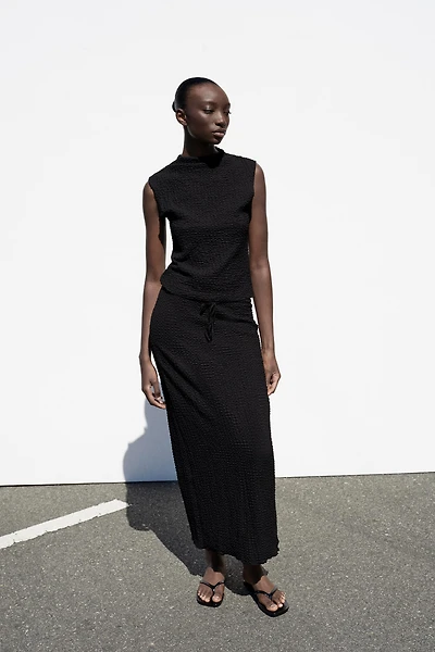 TEXTURED MOCK NECK TOP