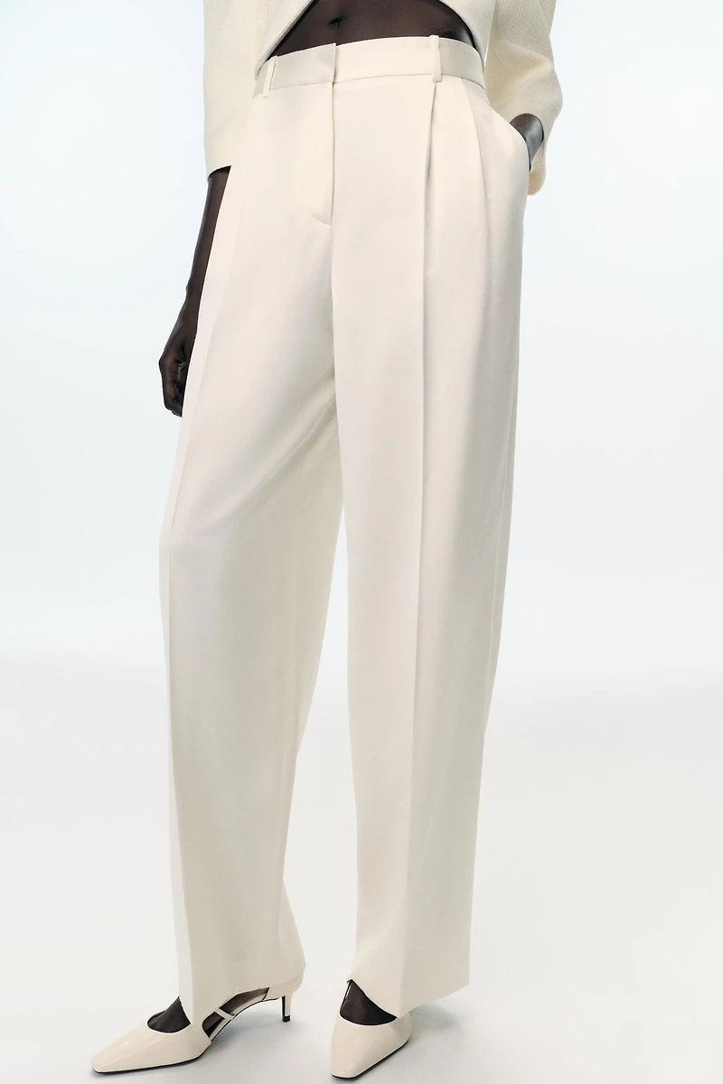PLEATED STRAIGHT LEG PANTS