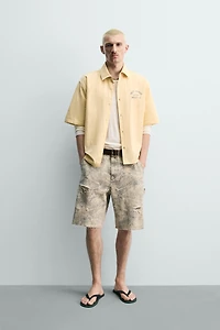 BERMUDA RELAXED FIT IMPRIMÉ ABSTRAIT DÉLAVÉ
