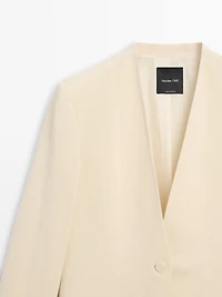 Flowing blazer with V-neckline