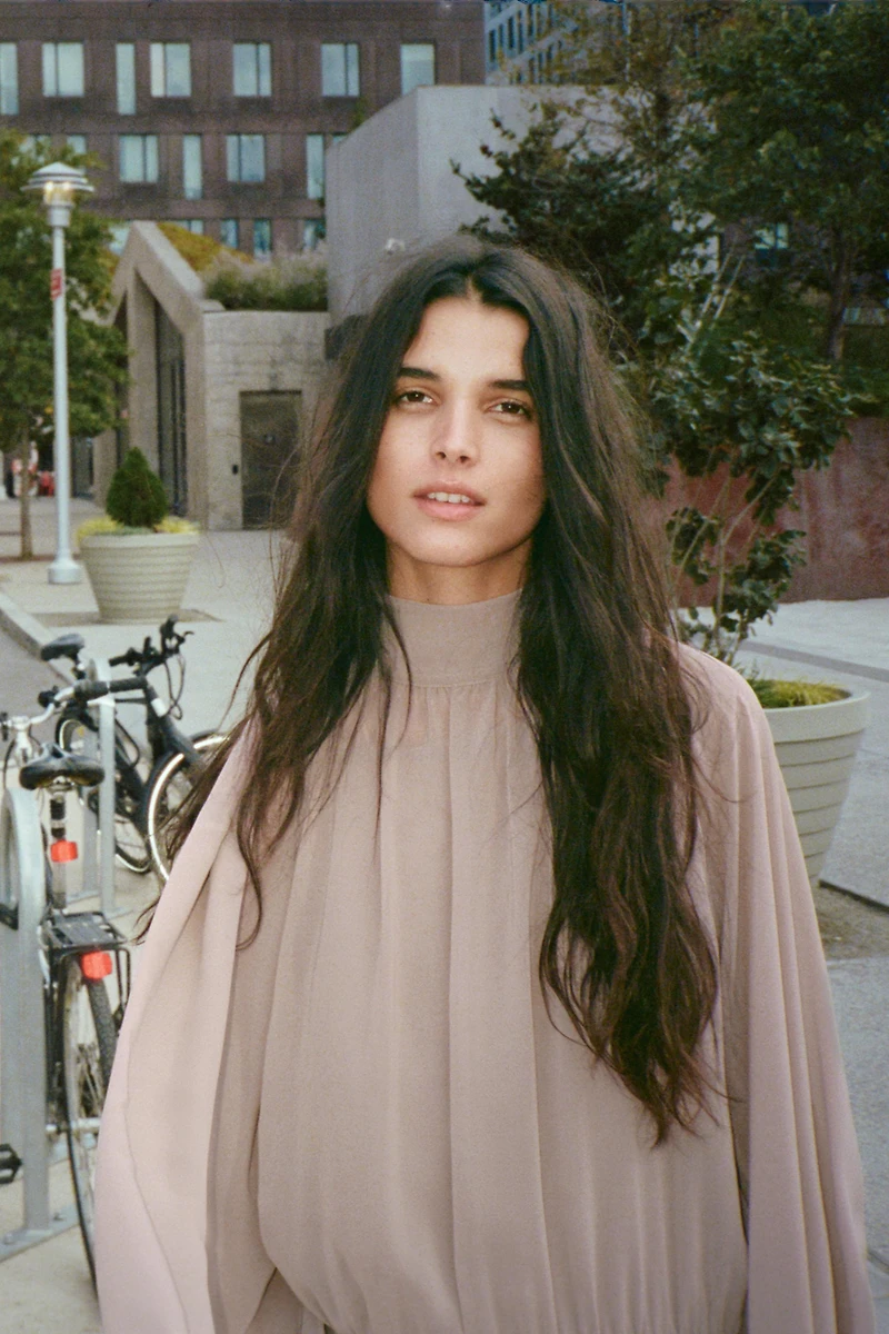 ROBE COURTE FLUIDE À NŒUD