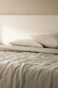 PADDED LINEN QUILT WITH DOTS