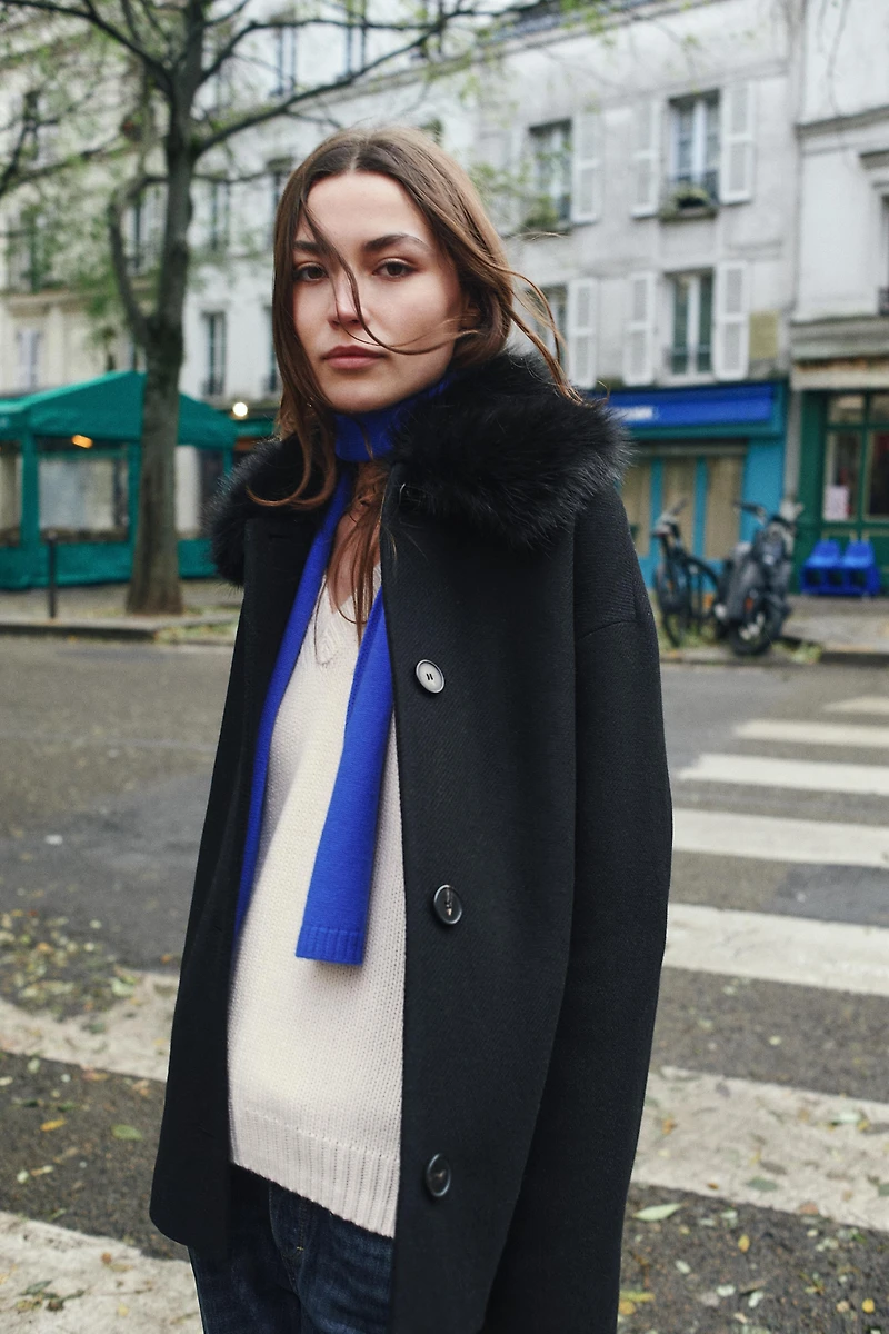MANTEAU COURT AVEC LAINE ET REVERS EFFET FOURRURE
