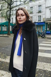 MANTEAU COURT AVEC LAINE ET REVERS EFFET FOURRURE