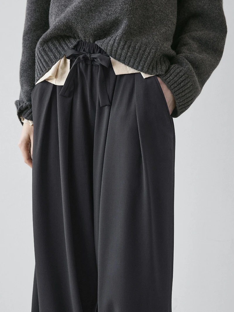 Voluminous wide-leg pleated trousers