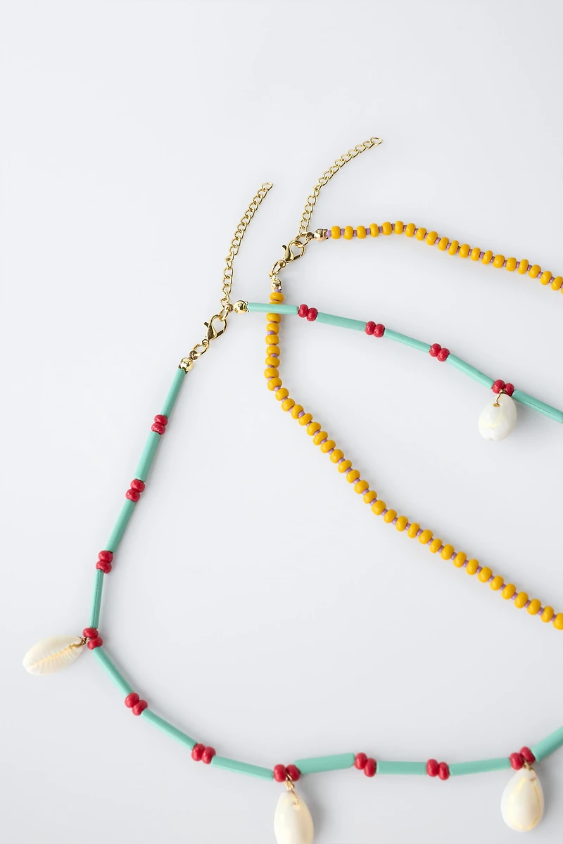 LOT DE DEUX COLLIERS FANTAISIE ET COQUILLAGES