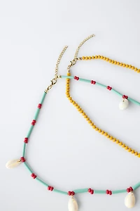 LOT DE DEUX COLLIERS FANTAISIE ET COQUILLAGES