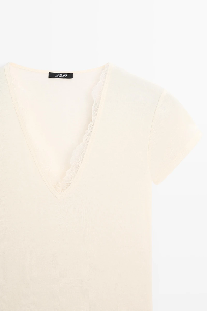 T-shirt col en V détails dentelle