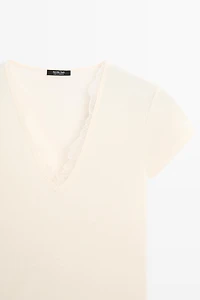 T-shirt col en V détails dentelle
