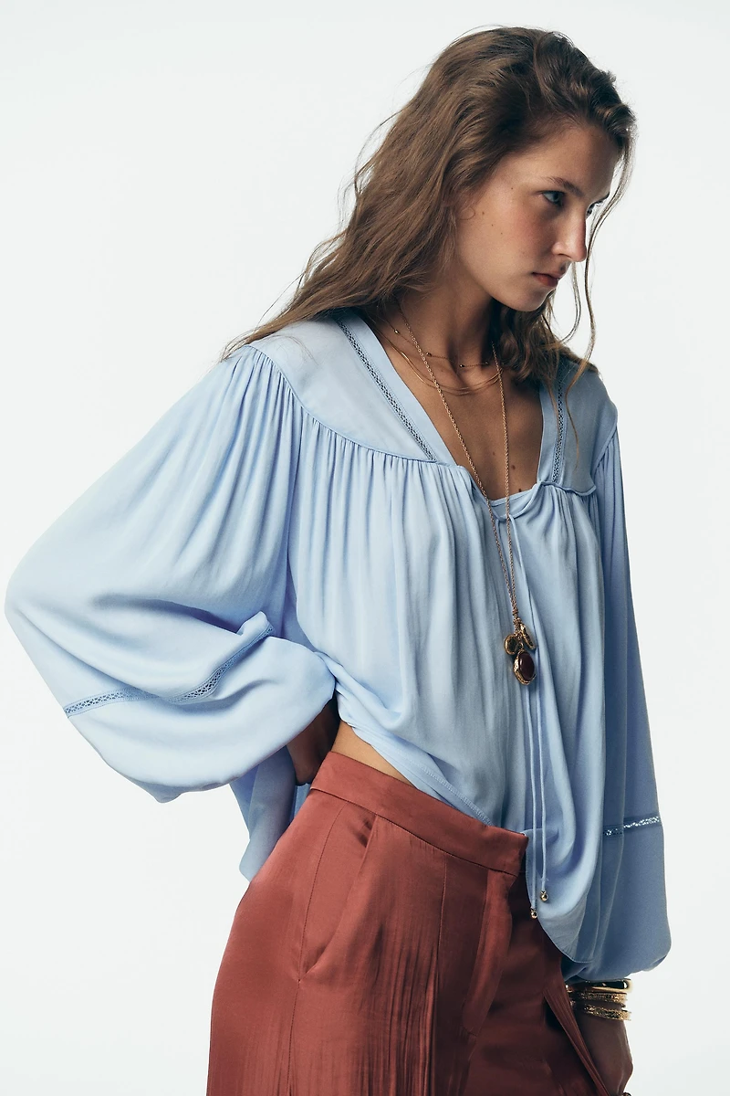 FLOWY LACE TRIM BLOUSE