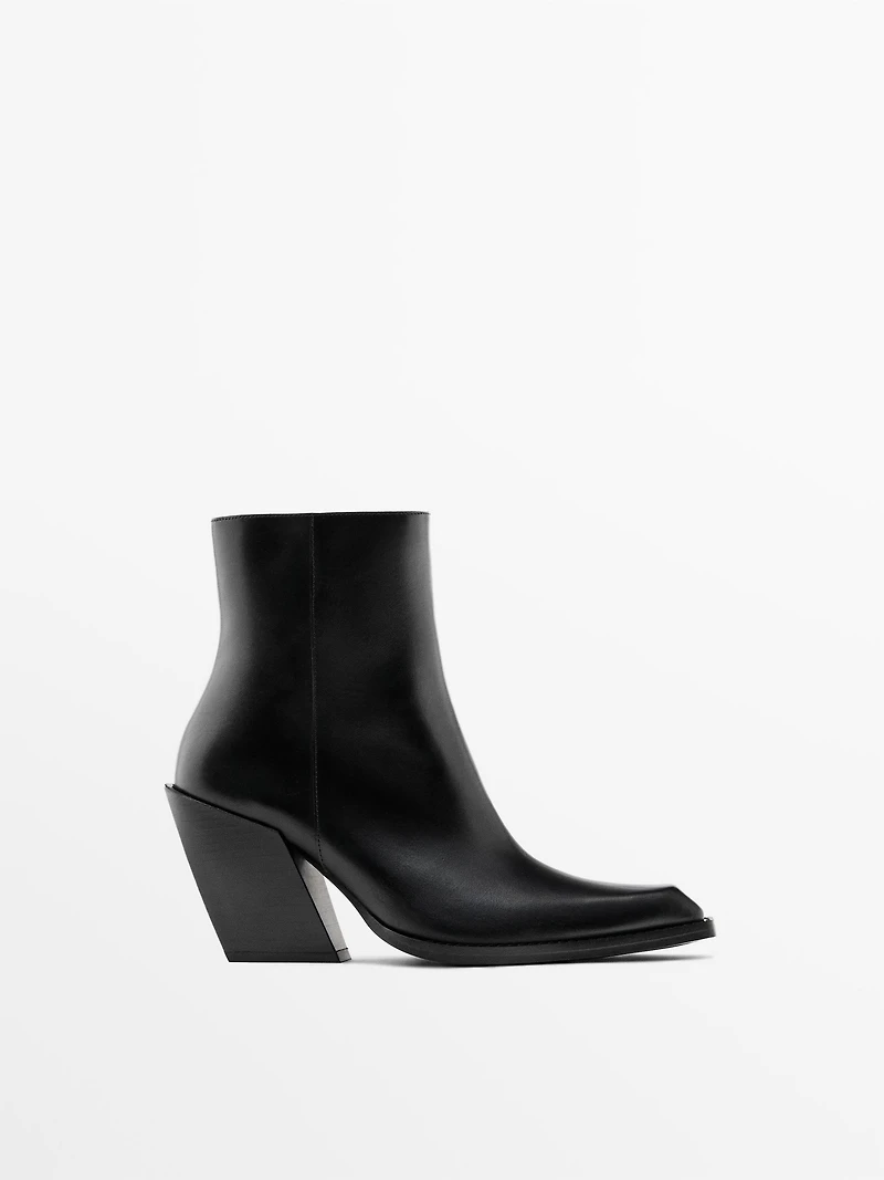 Heeled cowboy boots