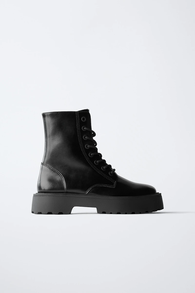 BOTTINES À LACETS