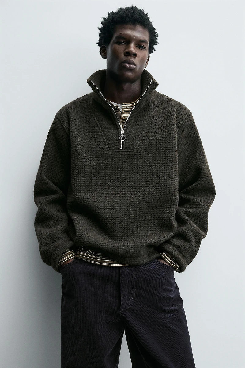 SWEAT STRUCTURÉ COL ZIPPÉ