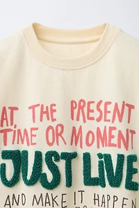 T-SHIRT IMPRIMÉ INSCRIPTION EN VELOURS BOUCLÉ