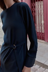 ROBE COURTE À BOUCLE