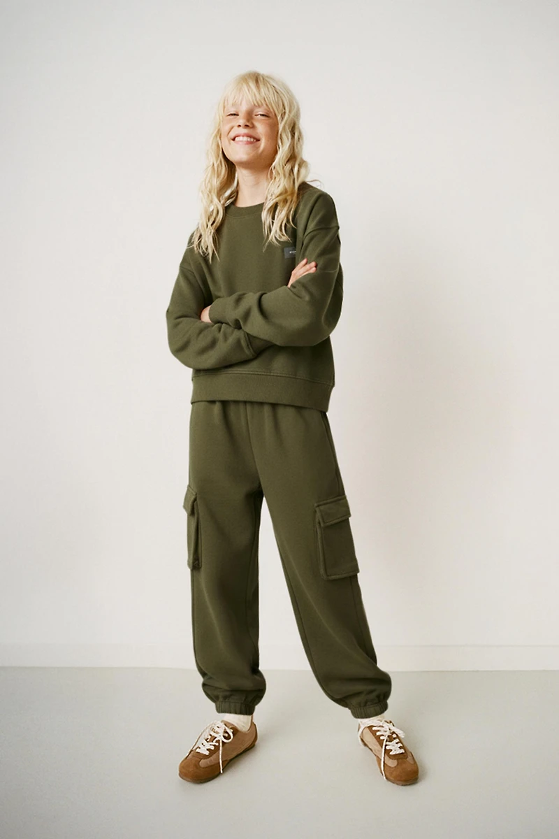 SWEATSHIRT AND CARGO JOGGER SET WITH RUBBERIZED LABEL