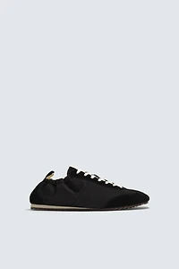 RETRO-STYLE SNEAKERS