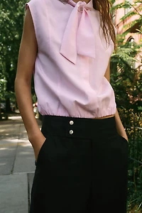 SLEEVELESS BOW BLOUSE