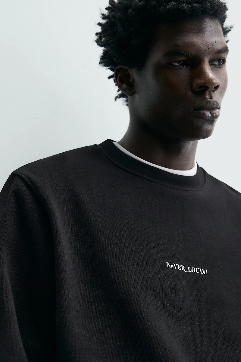 REGULAR FIT PRINTED TEXT SWEATSHIRT