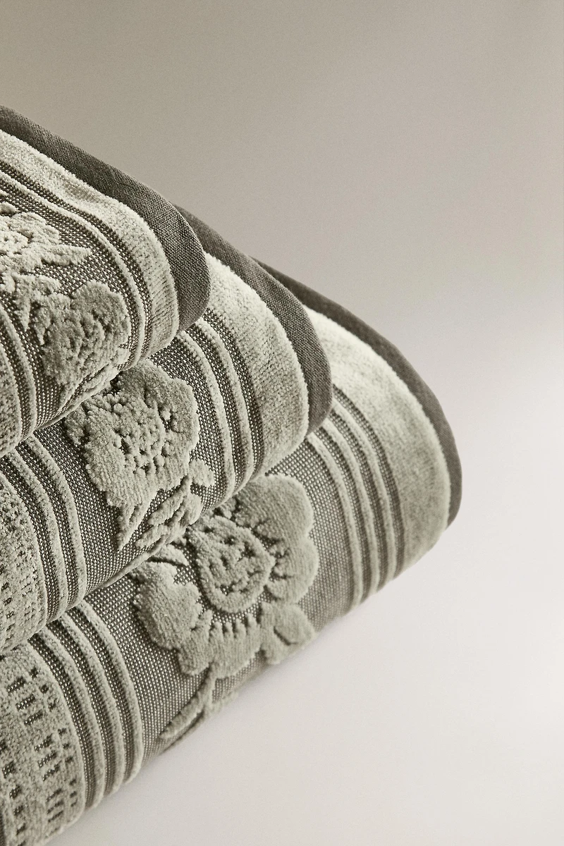 VELOUR JACQUARD BATH TOWEL