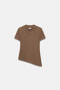 ASYMMETRIC HEM V-NECK T-SHIRT
