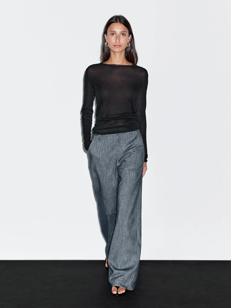 Lightweight t-shirt with collar detail