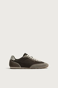 RETRO-STYLE SNEAKERS