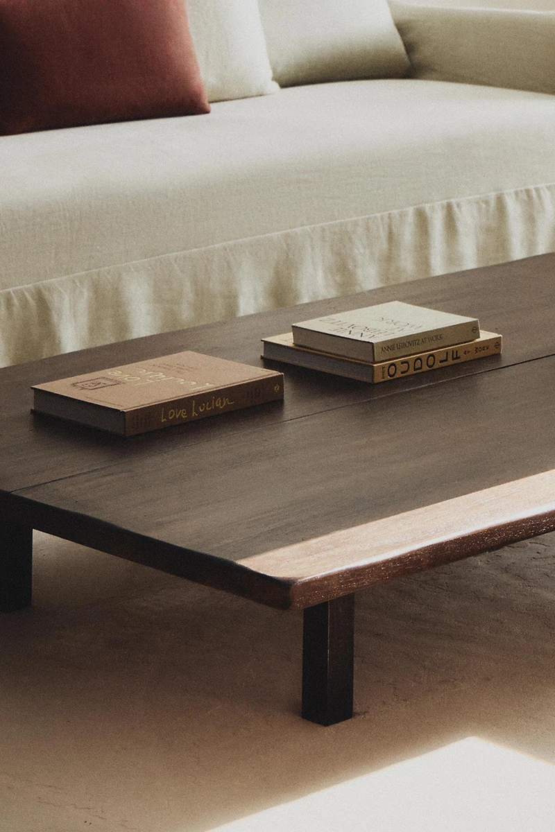 LOW-LEGGED COFFEE TABLE