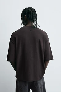 T-SHIRT EN MAILLES IMPRIMÉ DÉLAVÉ