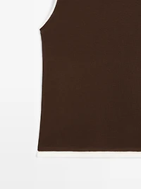 Sleeveless T-shirt with double trim