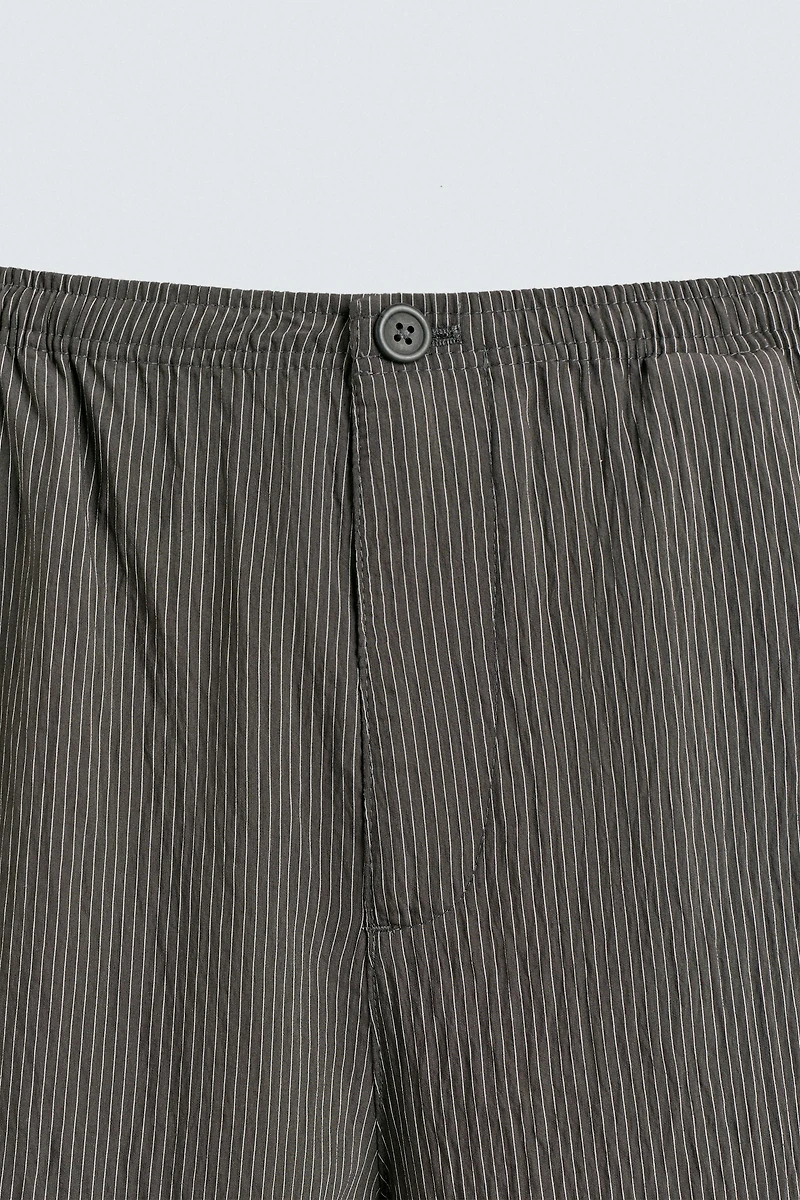 PANTALON FLUIDE À RAYURES ET EFFET FROISSÉ