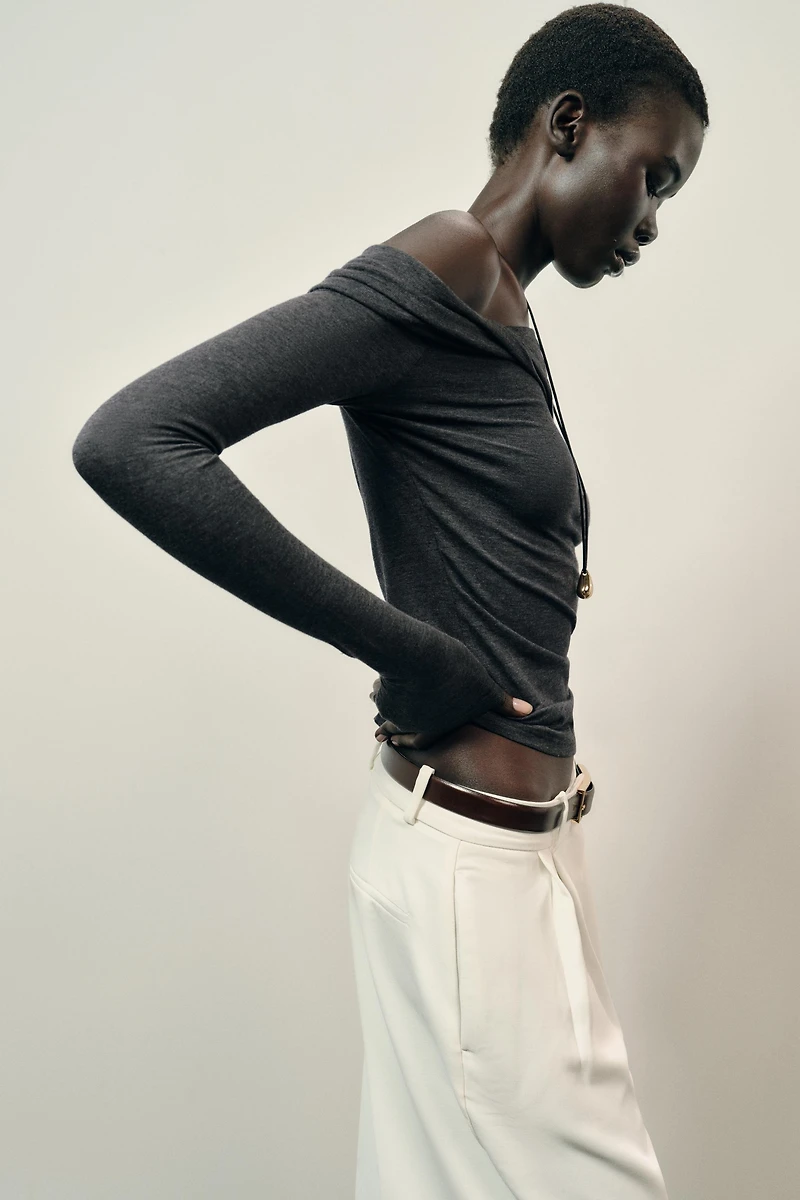 TOP DÉCOLLETÉ ASYMÉTRIQUE