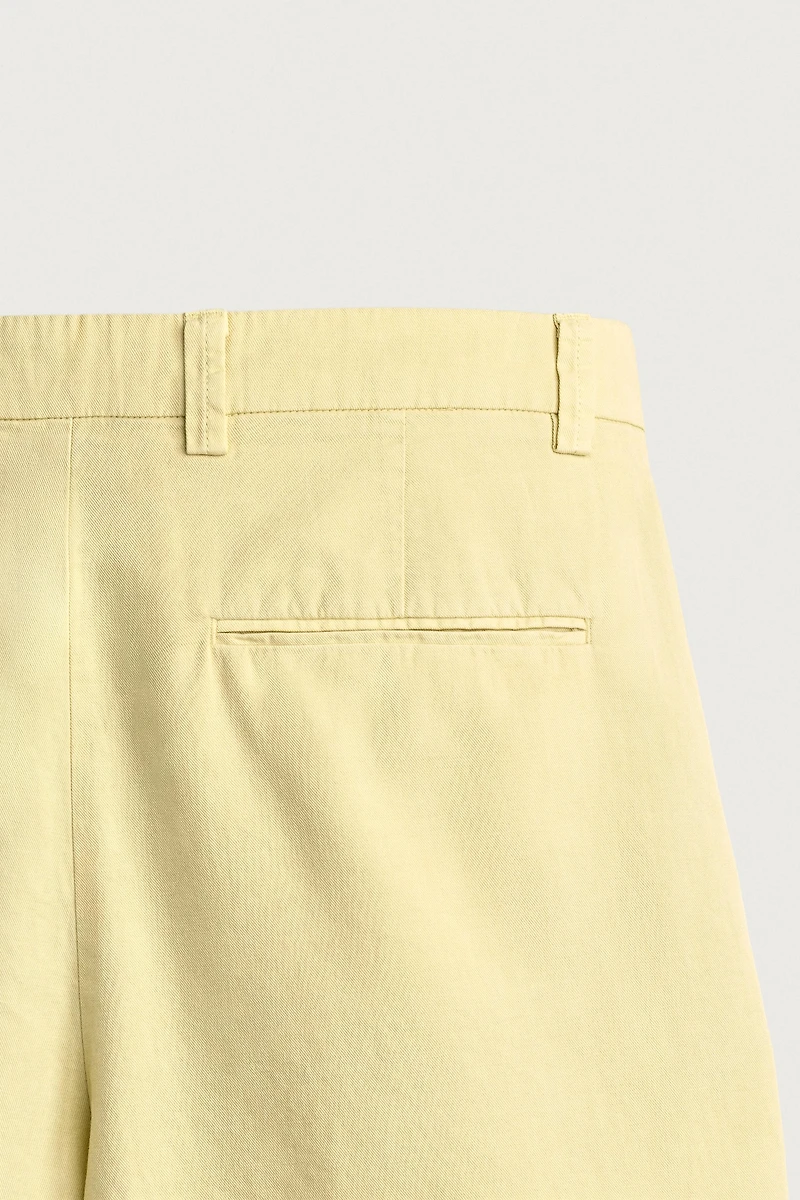 REGULAR FIT PLEATED SHORTS